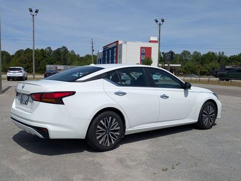 Used 2025 Nissan Altima 2.5 SV FWD image 3