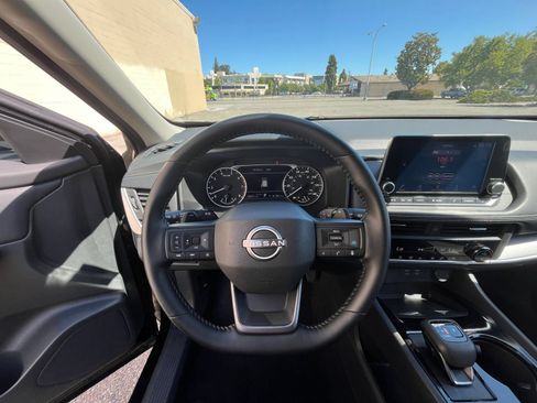 Used 2025 Nissan Rogue SV FWD image 36