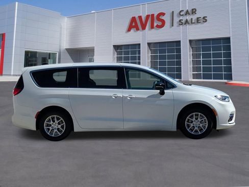 Used 2024 Chrysler Pacifica Touring-L image 5