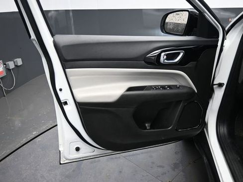 Used 2025 Jeep Compass Limited image 12