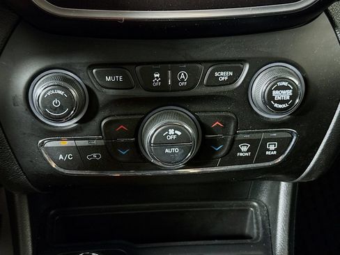 Used 2022 Jeep Cherokee Trailhawk w/ Trailer Tow Group AWD/4WD image 15