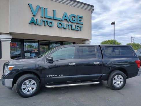 Used 2019 Nissan Titan SV image 5