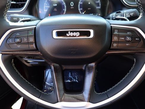 Used 2023 Jeep Grand Cherokee Limited w/ Black Appearance Package AWD/4WD image 18
