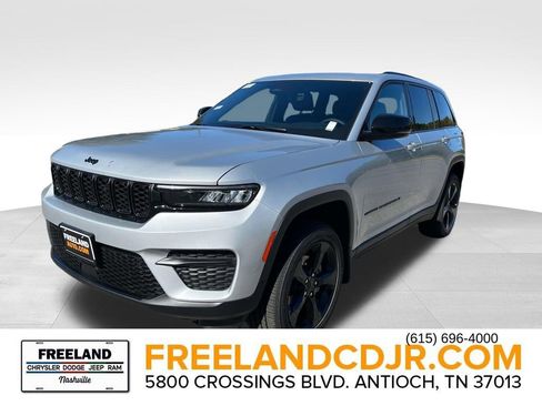 New 2025 Jeep Grand Cherokee Altitude w/ Trailer Tow Package AWD/4WD image 7