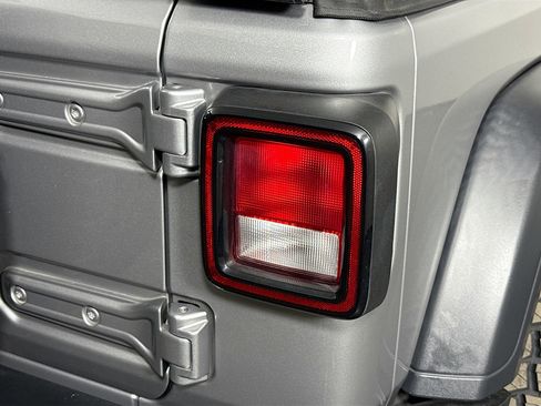 Used 2018 Jeep Wrangler Unlimited Sport S image 34