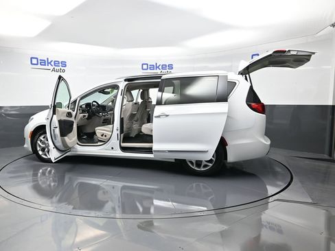 Used 2020 Chrysler Pacifica Touring-L Plus w/ Tire & Wheel Group image 58