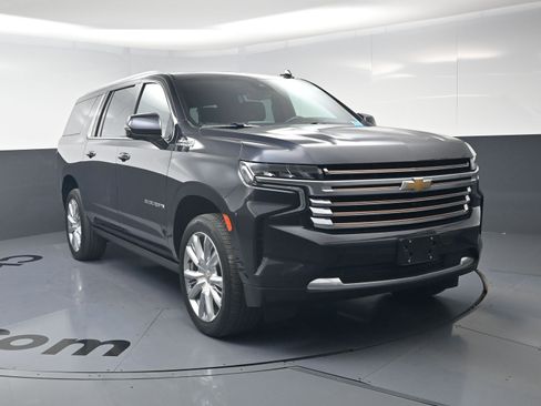 Used 2023 Chevrolet Suburban High Country w/ Premium Package 2 AWD/4WD image 14
