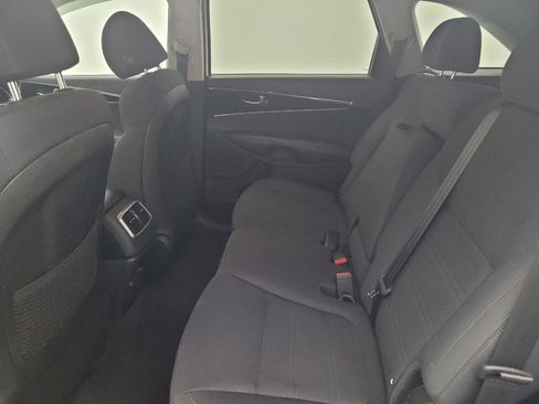Used 2019 Kia Sorento LX image 18