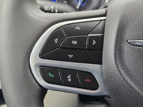 Used 2024 Chrysler Pacifica Touring-L image 19