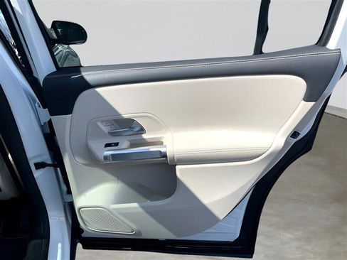 Used 2021 Mercedes-Benz GLB 250 4MATIC image 27