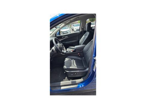 Used 2025 Kia Sportage EX FWD image 11