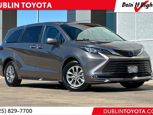 Certified 2022 Toyota Sienna XLE image 1