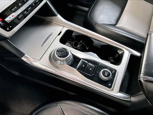 Used 2022 Ford Explorer XLT w/ Equipment Group 202A image 16