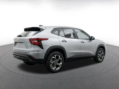 Used 2025 Chevrolet Trax LT FWD image 9