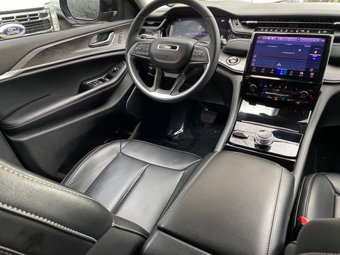 Used 2023 Jeep Grand Cherokee L Limited w/ Luxury Tech Group II image 16