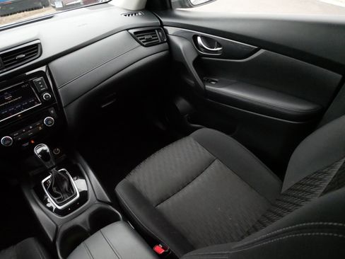 Used 2019 Nissan Rogue SV image 11