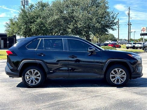 Used 2022 Toyota RAV4 XLE Premium image 9