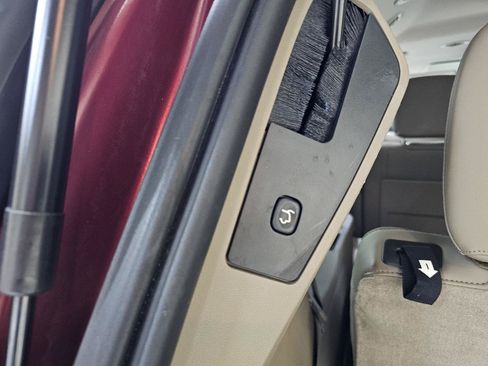 Used 2013 Chrysler Town & Country Limited w/ Luxury Group FWD image 15