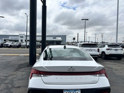 Used 2025 Hyundai Elantra Limited FWD image 4