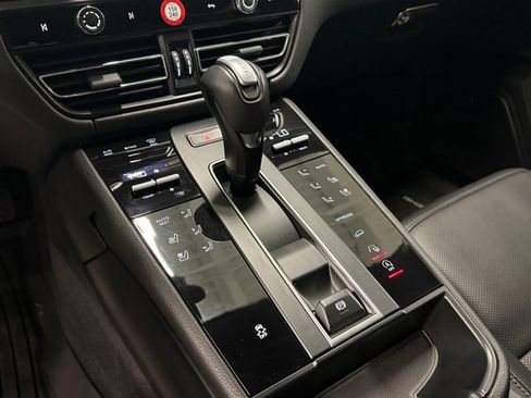 Used 2024 Porsche Macan image 18