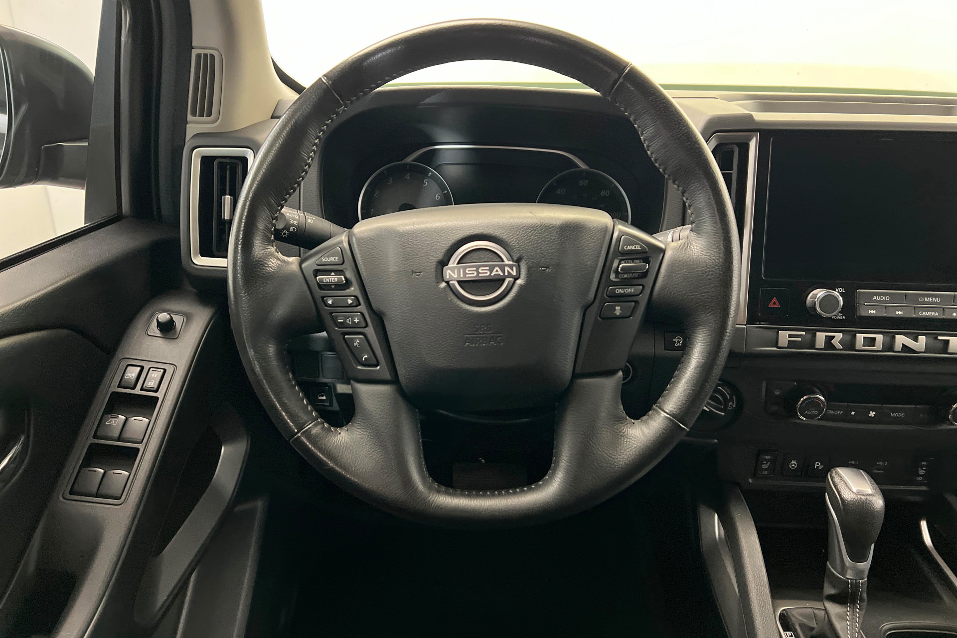 Used 2025 Nissan Frontier SL AWD/4WD image 13