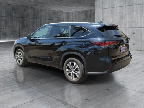 Used 2025 Toyota Highlander XLE AWD/4WD image 3