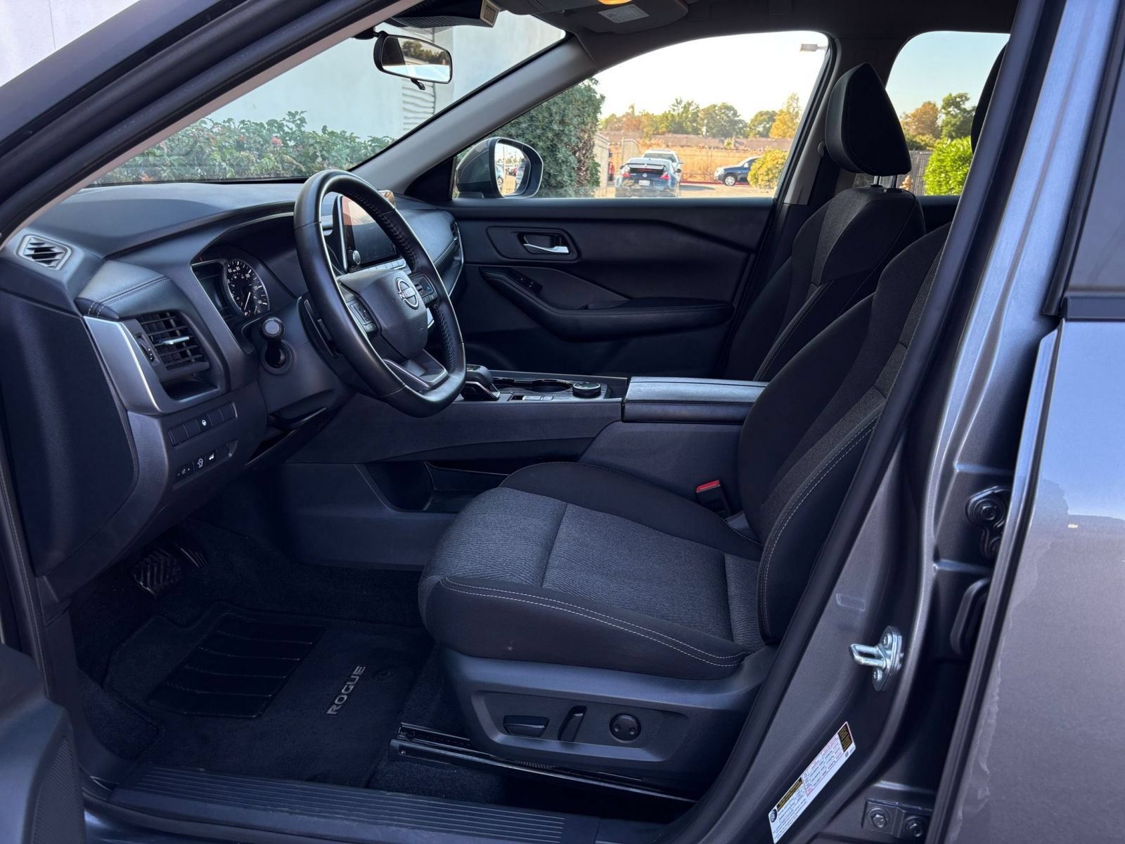 Used 2025 Nissan Rogue SV AWD/4WD image 28