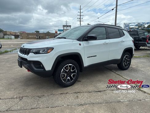 Used 2025 Jeep Compass Trailhawk AWD/4WD image 8