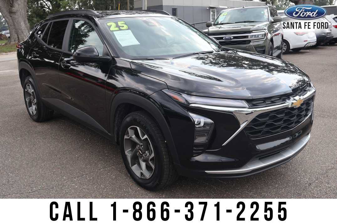Used 2025 Chevrolet Trax LT w/ LT Convenience Package FWD image 8