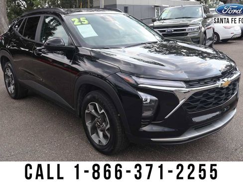 Used 2025 Chevrolet Trax LT w/ LT Convenience Package FWD image 8