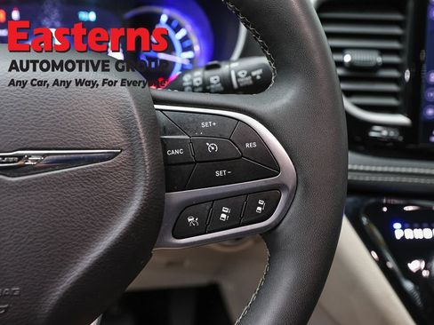 Used 2024 Chrysler Pacifica Limited FWD image 16