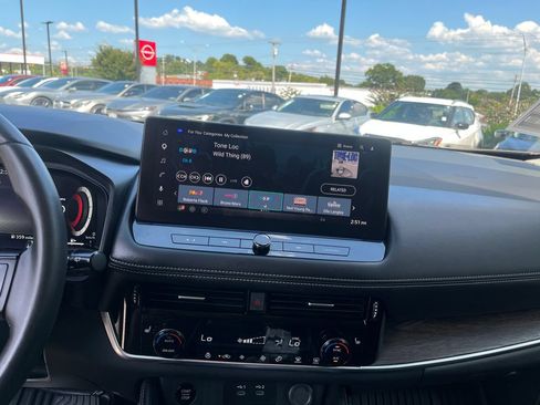 Used 2024 Nissan Rogue Platinum FWD image 15