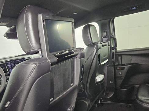 Used 2022 Chrysler Pacifica Touring-L w/ Uconnect Theater Family Group AWD/4WD image 35