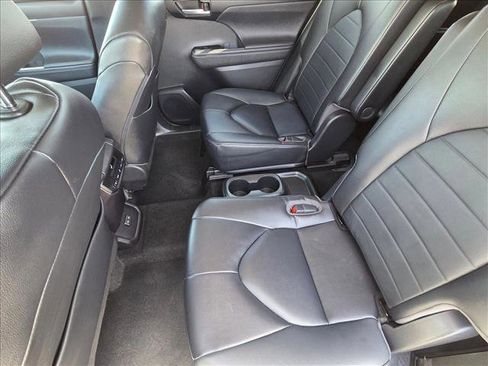 Used 2023 Toyota Highlander XLE image 18