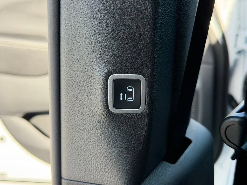 New 2027 Chrysler Pacifica Select FWD image 17