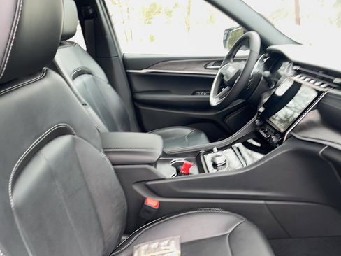 New 2025 Jeep Grand Cherokee Limited image 17