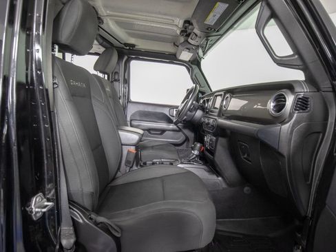 Used 2019 Jeep Wrangler Unlimited Sahara AWD/4WD image 10