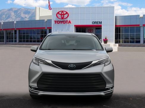 Used 2021 Toyota Sienna XLE image 2