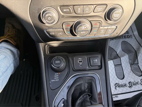 Used 2022 Jeep Cherokee Limited w/ Mopar Interior Package image 22