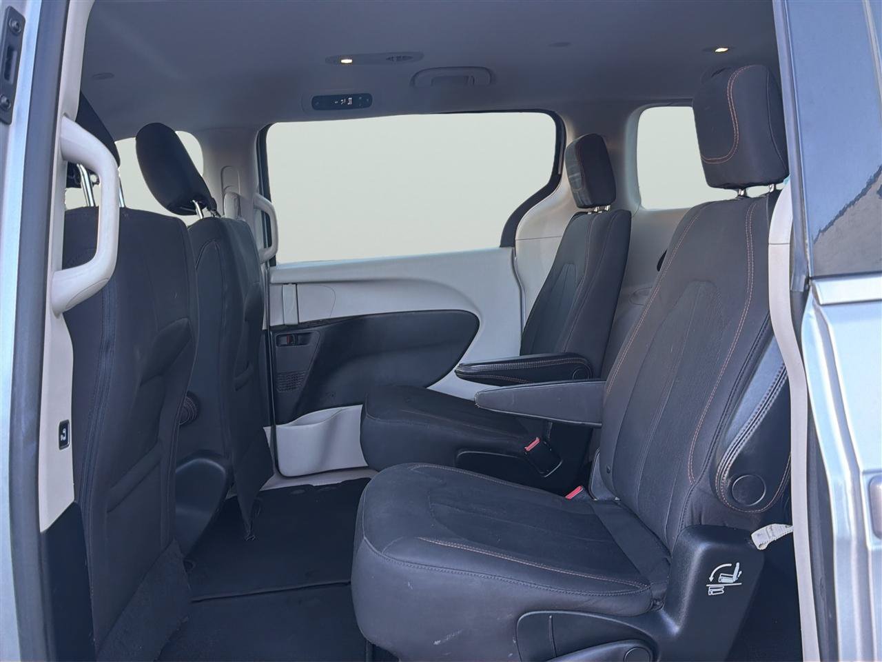 Used 2017 Chrysler Pacifica Touring FWD image 16