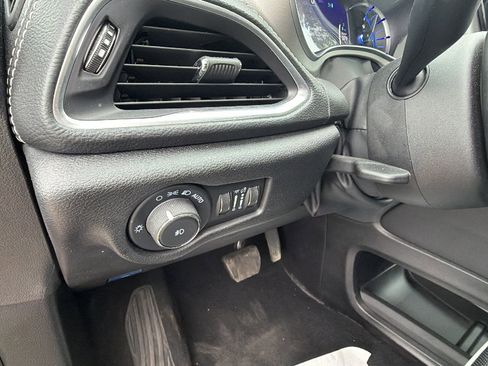 Used 2024 Chrysler Pacifica Premium image 25