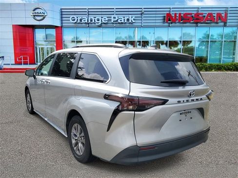 Used 2024 Toyota Sienna XLE image 3