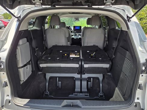 Used 2025 Toyota Sienna LE FWD image 12