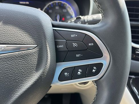 Used 2024 Chrysler Pacifica Touring-L FWD image 19