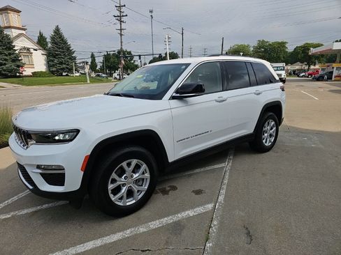 Used 2023 Jeep Grand Cherokee Limited AWD/4WD image 8