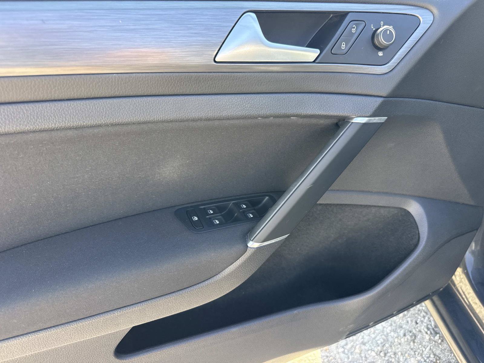 Used 2018 Volkswagen e-Golf SE w/ DC Fast Charging Package FWD image 21