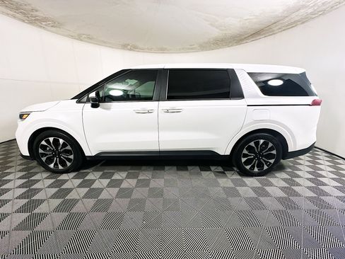 Used 2024 Kia Carnival EX FWD image 6