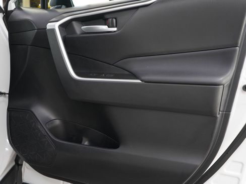 Used 2025 Toyota RAV4 XLE image 9