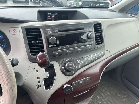Used 2011 Toyota Sienna XLE image 8