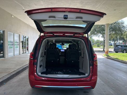 Used 2024 Chrysler Pacifica Touring-L FWD image 29